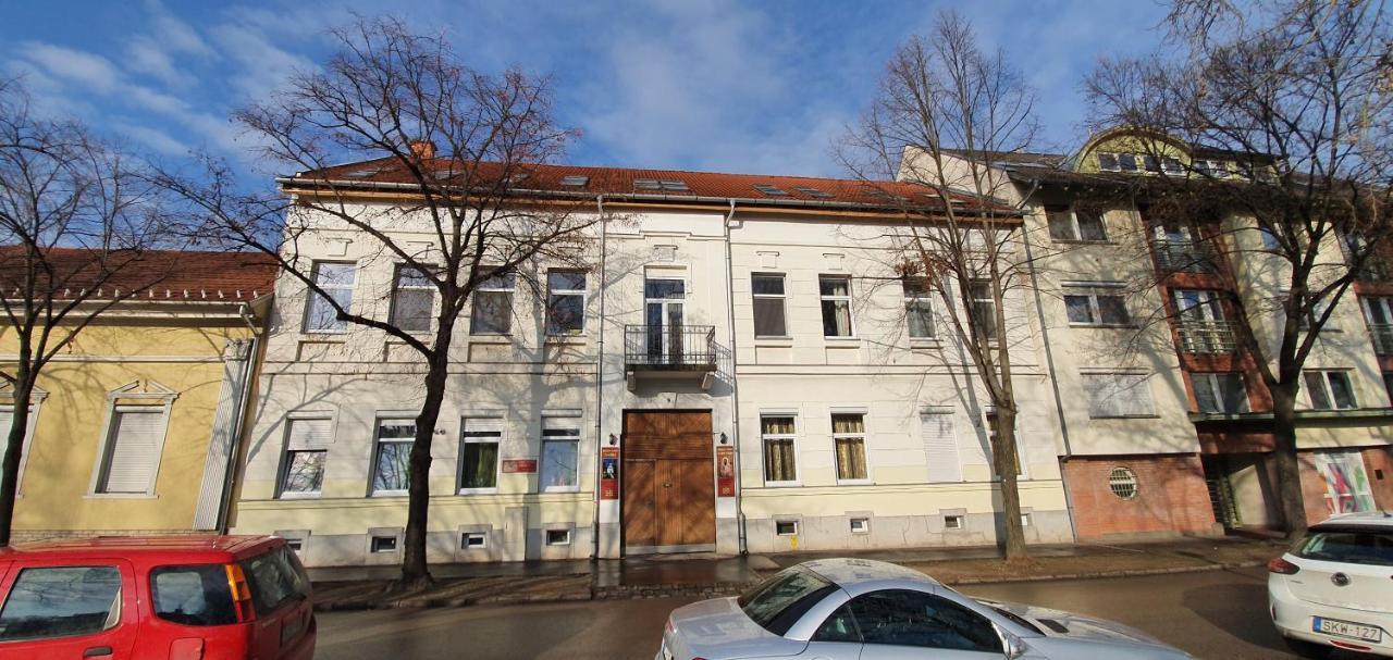 Hostel Romzsa Todor Kollegium Szegedin Exterior foto