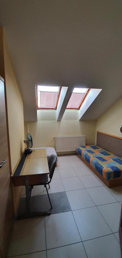 Hostel Romzsa Todor Kollegium Szegedin Exterior foto